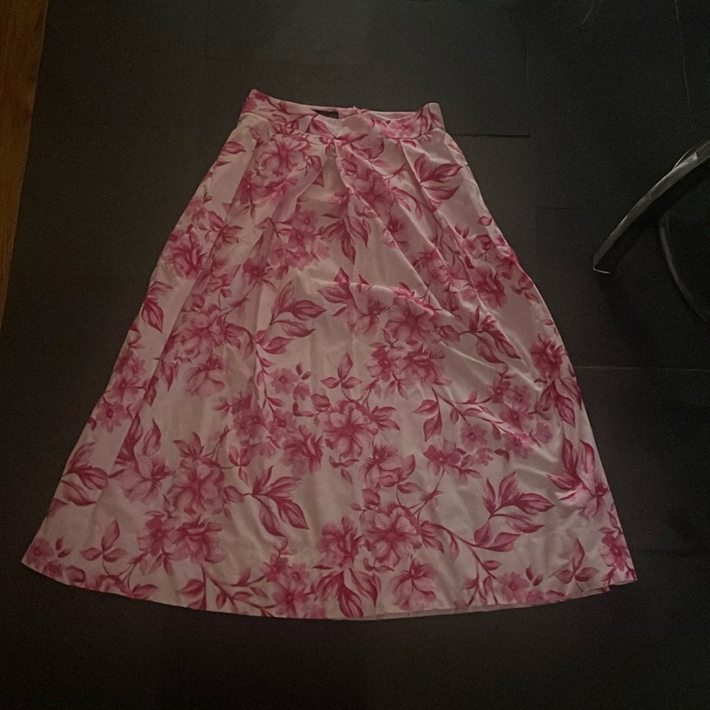 Pretty pink large maxi Zara skirt great for summer! (Never been worn)